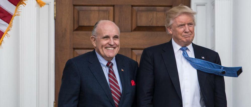 Stürmische Zeiten für US-Präsident Trump und seinen Anwalt Guiliani (links).
