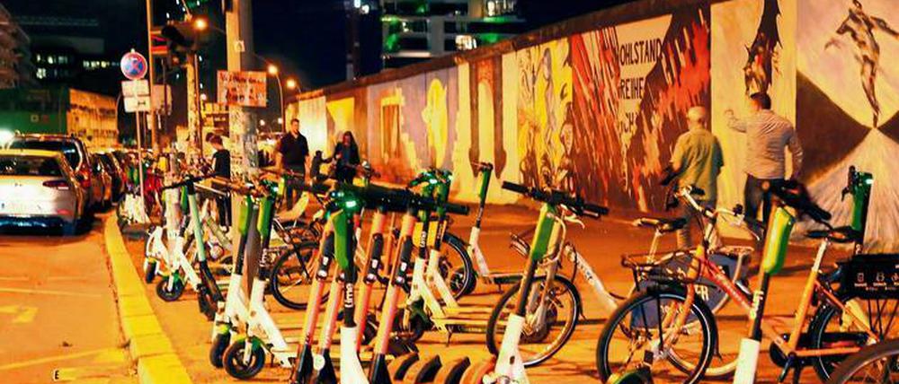 Zugeparkt. Die E-Scooter – hier an der East Side Gallery – sind das Symbol des neuen Nervigkeit.
