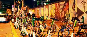 Zugeparkt. Die E-Scooter – hier an der East Side Gallery – sind das Symbol des neuen Nervigkeit. 