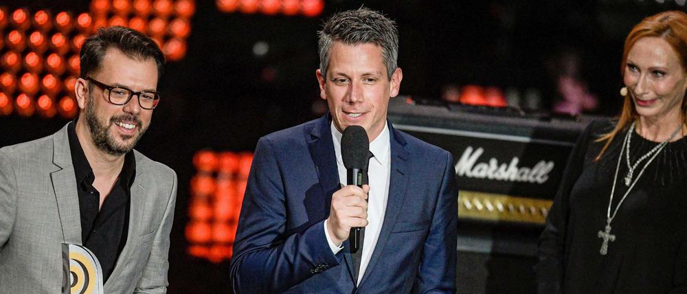 Schauspielerin Andrea Sawatzki, Schauspielerin steht als Laudatorin während der Verleihung des 10. Deutschen Radiopreises auf der Bühne neben Marc Haberland und Vivian Pickelmann (links) von 104.6 RTL, die den Preis in der Kategorie "Beste Innovation" gewonnen haben.