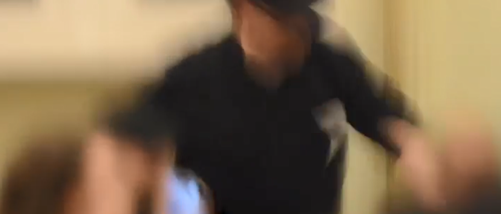 Per Handyvideo dokumentiert: AfD-Bezirkspolitiker verliert die Fassung und schlägt zu.