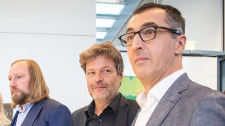 Berlin: Nach der Wahl der neuen Fraktionsvorsitzenden von Bündnis 90/Die Grünen stehen Anton Hofreiter, wiedergewählter Vorsitzender der Grünen-Bundestagsfraktion, Robert Habeck, Bundesvorsitzender der Grünen, und Cem Özdemir, Bundestagsabgeordneter, im Bundestag. Der frühere Grünen-Chef Cem Özdemir soll Agrarminister in einer künftigen Bundesregierung mit SPD und FDP werden. Grünen-Chef Robert Habeck soll Vizekanzler in einer künftigen Bundesregierung mit SPD und FDP werden. Außerdem wird er Klima- und Wirtschaftsminister. Foto: Arne Immanuel Bänsch/dpa +++ dpa-Bildfunk +++