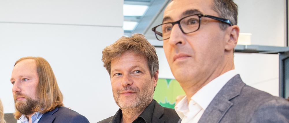 Berlin: Nach der Wahl der neuen Fraktionsvorsitzenden von Bündnis 90/Die Grünen stehen Anton Hofreiter, wiedergewählter Vorsitzender der Grünen-Bundestagsfraktion, Robert Habeck, Bundesvorsitzender der Grünen, und Cem Özdemir, Bundestagsabgeordneter, im Bundestag. Der frühere Grünen-Chef Cem Özdemir soll Agrarminister in einer künftigen Bundesregierung mit SPD und FDP werden. Grünen-Chef Robert Habeck soll Vizekanzler in einer künftigen Bundesregierung mit SPD und FDP werden. Außerdem wird er Klima- und Wirtschaftsminister. Foto: Arne Immanuel Bänsch/dpa +++ dpa-Bildfunk +++