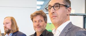 Berlin: Nach der Wahl der neuen Fraktionsvorsitzenden von Bündnis 90/Die Grünen stehen Anton Hofreiter, wiedergewählter Vorsitzender der Grünen-Bundestagsfraktion, Robert Habeck, Bundesvorsitzender der Grünen, und Cem Özdemir, Bundestagsabgeordneter, im Bundestag. Der frühere Grünen-Chef Cem Özdemir soll Agrarminister in einer künftigen Bundesregierung mit SPD und FDP werden. Grünen-Chef Robert Habeck soll Vizekanzler in einer künftigen Bundesregierung mit SPD und FDP werden. Außerdem wird er Klima- und Wirtschaftsminister. Foto: Arne Immanuel Bänsch/dpa +++ dpa-Bildfunk +++