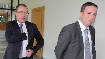 Trauen sich nicht über den Weg: Clemens Tönnies (l.) und sein Neffe Robert. Hier im Bielefelder Gericht 2016. 