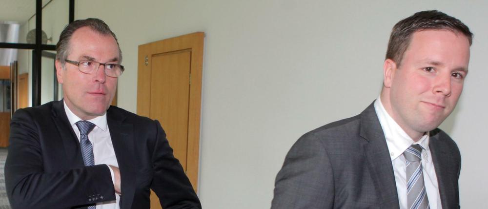 Trauen sich nicht über den Weg: Clemens Tönnies (l.) und sein Neffe Robert. Hier im Bielefelder Gericht 2016.