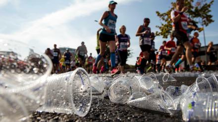 Becherflut. So sahen manche Straßen noch beim 43. Berlin-Marathon im Jahr 2016 aus. 