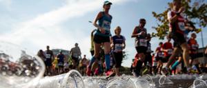 Becherflut. So sahen manche Straßen noch beim 43. Berlin-Marathon im Jahr 2016 aus. 
