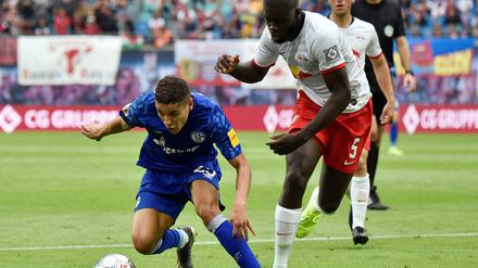 Schneller Fall. Amine Harit (links) und Leipzigs Dayot Upamecano.