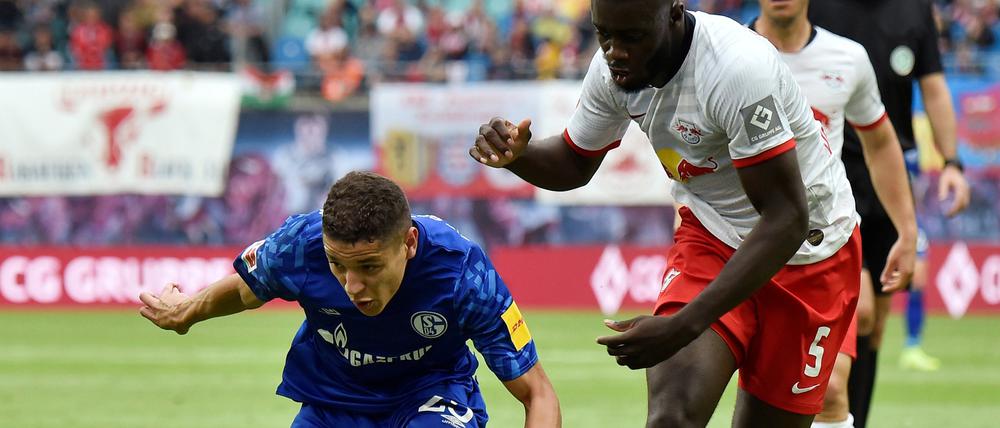 Schneller Fall. Amine Harit (links) und Leipzigs Dayot Upamecano.