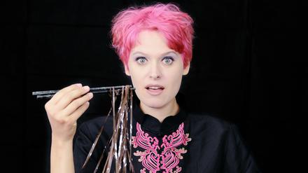Performerin mit Appetit. Julia Mihály.