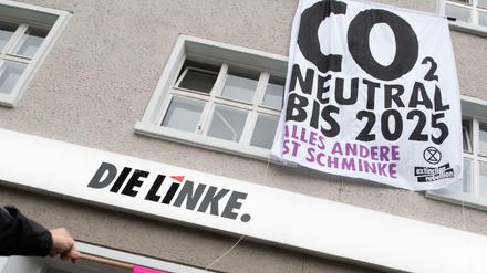 Aktivisten der Umweltschutzorganisation "Extinction Rebellion" sind in die Zentrale der Bundespartei Die Linke eingedrungen.