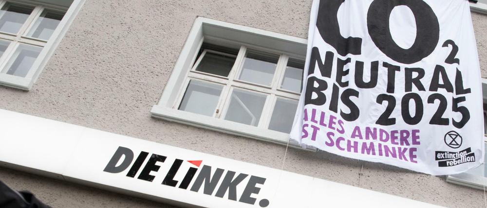 Aktivisten der Umweltschutzorganisation "Extinction Rebellion" sind in die Zentrale der Bundespartei Die Linke eingedrungen.