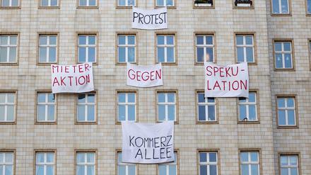 Plakate gegen den Verkauf von Mietwohnungen an die Deutsche Wohnen in der Berliner Karl-Marx-Allee (Archivbild) 