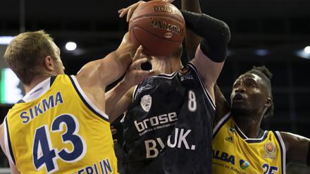 Albas Luke Sikma (l.) stoppt Johannes Richter. 