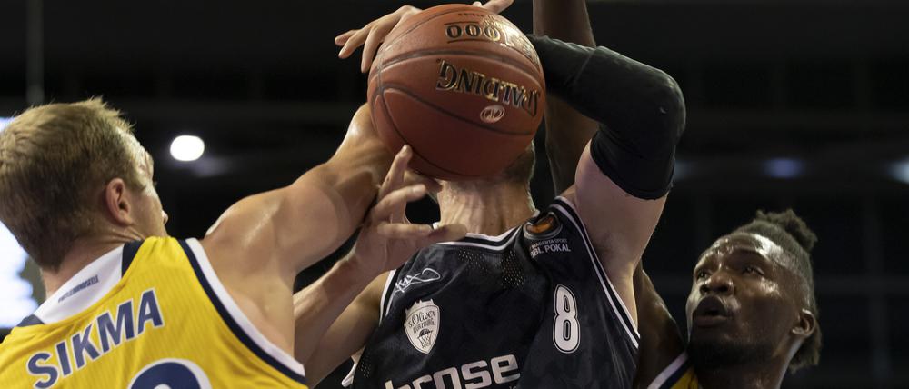 Albas Luke Sikma (l.) stoppt Johannes Richter. 