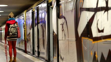 Eine mit Graffiti besprühte S-Bahn in Berlin (Archivbild)