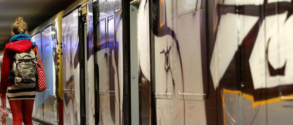 Eine mit Graffiti besprühte S-Bahn in Berlin (Archivbild)