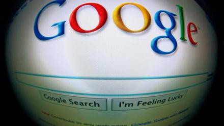 Die Welt ist Google. Der US-amerikanische Medienkonzern macht sich die Welt, wie es ihm gefällt.
