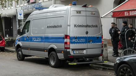 Am Tatort. Ein Fahrzeug der Kriminaltechnik der Polizei in der Wielandstraße. 