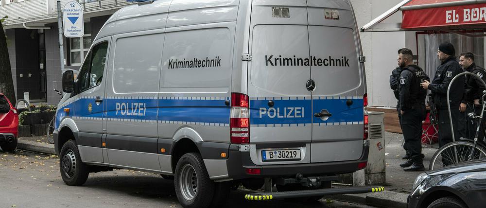 Am Tatort. Ein Fahrzeug der Kriminaltechnik der Polizei in der Wielandstraße. 