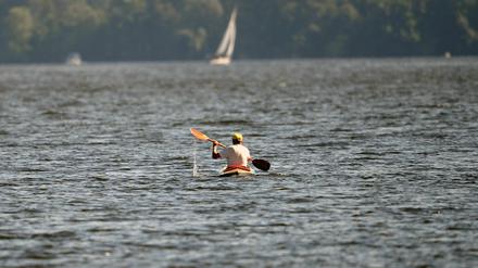 Ein Paddler fährt über den Großen Seddinsee.