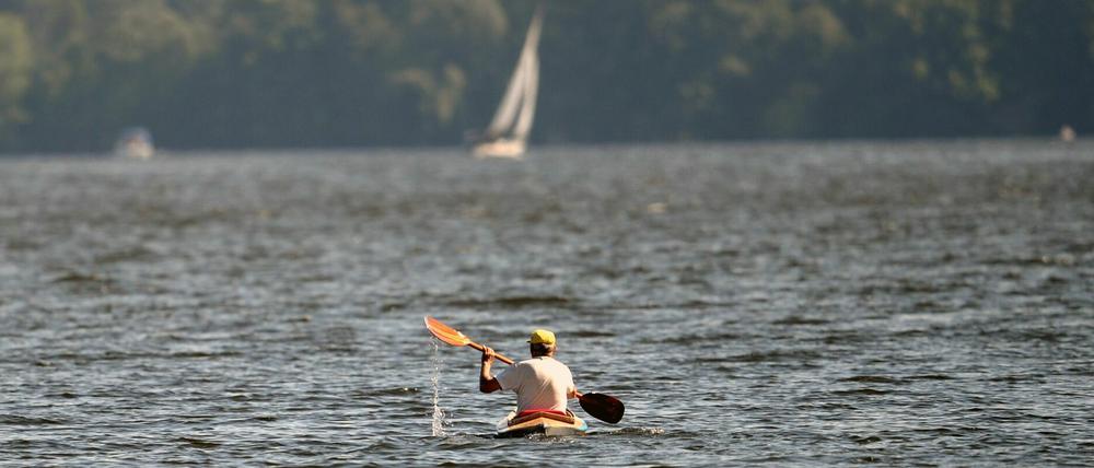 Ein Paddler fährt über den Großen Seddinsee.