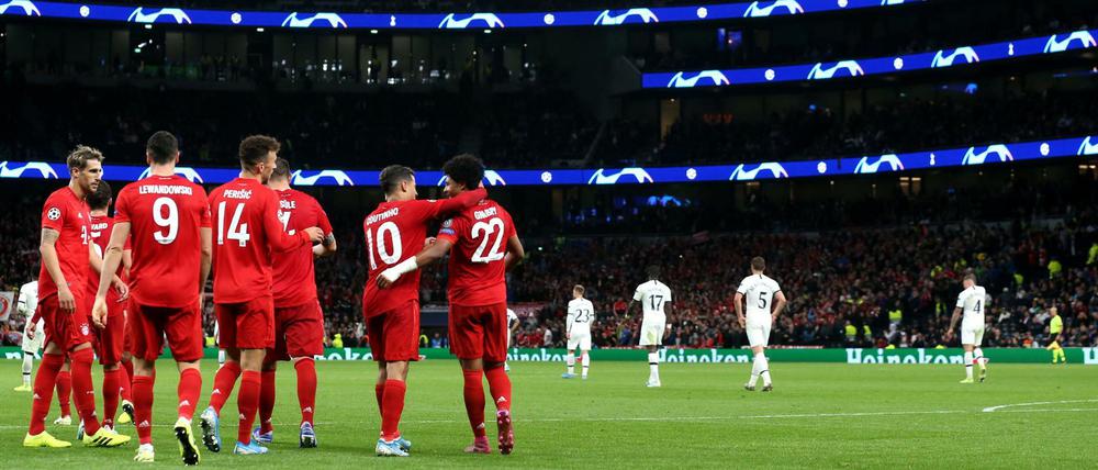 Die Bayern bejubeln Serge Gnabrys Tor zum 7:2-Endstand gegen Tottenham Hotspur.