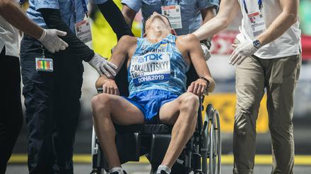 Fix und fertig. Geher Maryan Zakalnytskyy aus der Ukraine muss im Ziel behandelt werden.