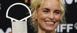 Nina Hoss nahm am Samstag in San Sebastián die Goldene Muschel als beste Darstellerin für Ina Weisses "Das Vorspiel" entgegen.