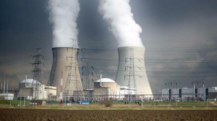 Dampf steigt aus den Kühltürmen des belgischen Atomkraftwerks Doel bei Antwerpen auf. 