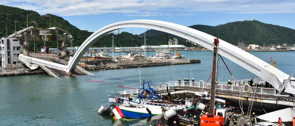 Feuerwehrleute und Rettungskräfte am Unfallort nach dem Einsturz einer Brücke aus Taiwan