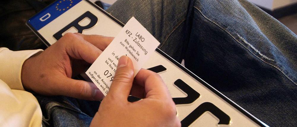 In der Vergangenheit wurden in Berlin immer wieder lange Wartezeiten bei der Zulassungsstelle beklagt.