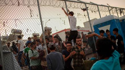 Migranten während einer Auseinandersetzung mit Polizisten im Flüchtlingslager Moria auf Lesbos. 