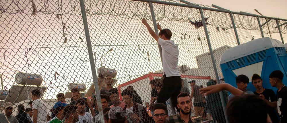 Migranten während einer Auseinandersetzung mit Polizisten im Flüchtlingslager Moria auf Lesbos.