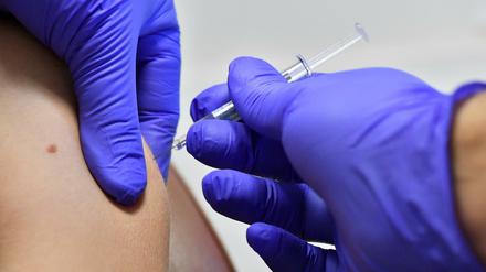Eine Patientin lässt sich in einer Polyklinik in Erfurt gegen Grippe impfen. 