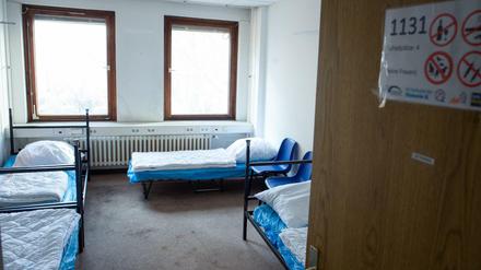 Innenansicht eines der Mehrbettzimmer in der Notunterkunft der Gebewo gGmbH in der Storkower Straße.