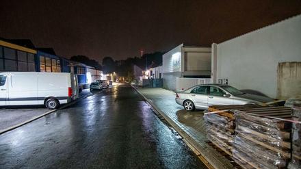 Tatort: In dieser Straße in Iserlohn fuhr ein Mann in einer Gruppe von Menschen. Zwei von ihnen wurden leicht verletzt.