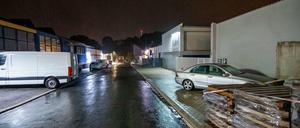 Tatort: In dieser Straße in Iserlohn fuhr ein Mann in einer Gruppe von Menschen. Zwei von ihnen wurden leicht verletzt.