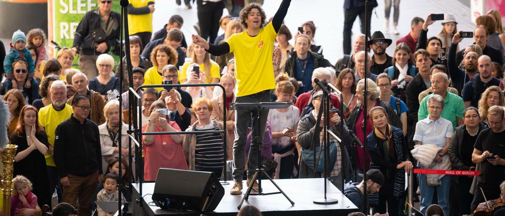 Neue Wege, neues Publikum. Robin Ticciati dirigiert das DOS als Symphonic Mob im September 2019 auf der Piazza der Mall of Berlin.