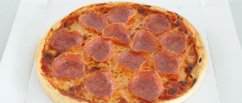 Eine Salamipizza. (Symbolbild)