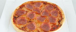 Eine Salamipizza. (Symbolbild)