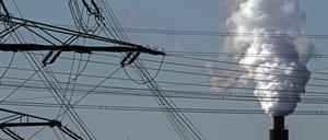 Qualmende Schlote im Ruhrgebiet. Das Klimaschutzpaket der Bundesregierung sieht bis 2023 Maßnahmen im Umfang von mehr als 54 Milliarden Euro vor.