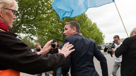 Gescheiterter Annäherungsversuch: Die Opel-Betriebsrätin Martina Pracht verjagt Thüringens AfD-Chef Björn Höcke von einer Kundgebung in Eisenach.