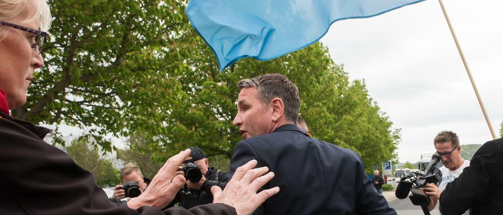 Gescheiterter Annäherungsversuch: Die Opel-Betriebsrätin Martina Pracht verjagt Thüringens AfD-Chef Björn Höcke von einer Kundgebung in Eisenach.