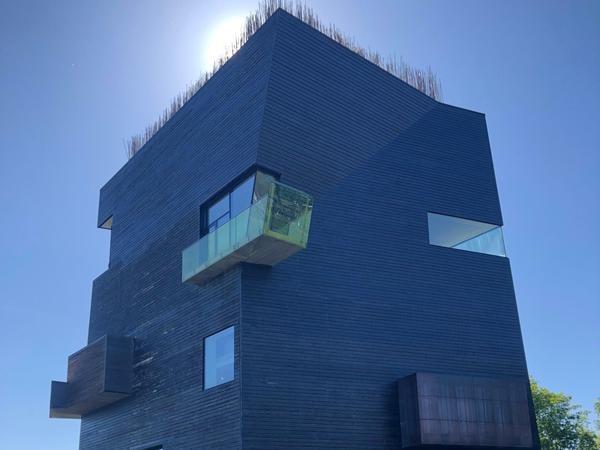 Das Hamsun Center steht wie ein Fremdkörper im norwegischen Hamaroy.