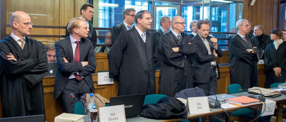 Rückblick ins Jahr 2014: Die Verteidiger der Angeklagten stehen vor Prozessbeginn im Kriminalgericht.
