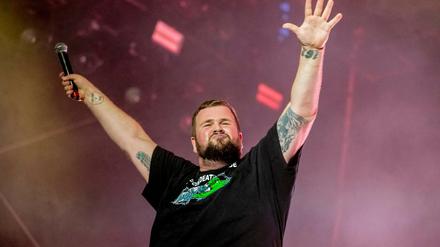 Jan "Monchi" Gorkow, Sänger von Feine Sahne Fischfilet, tritt beim Open-Air Konzert in der Zitadelle Spandau auf.