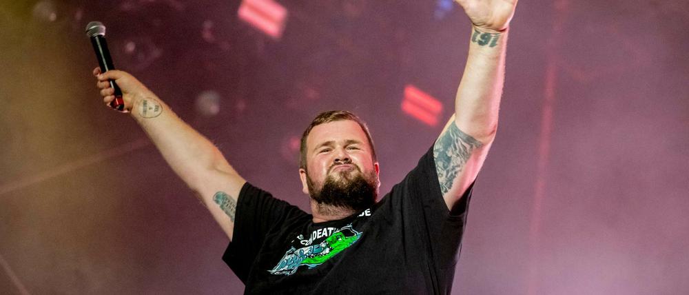 Jan "Monchi" Gorkow, Sänger von Feine Sahne Fischfilet, tritt beim Open-Air Konzert in der Zitadelle Spandau auf.