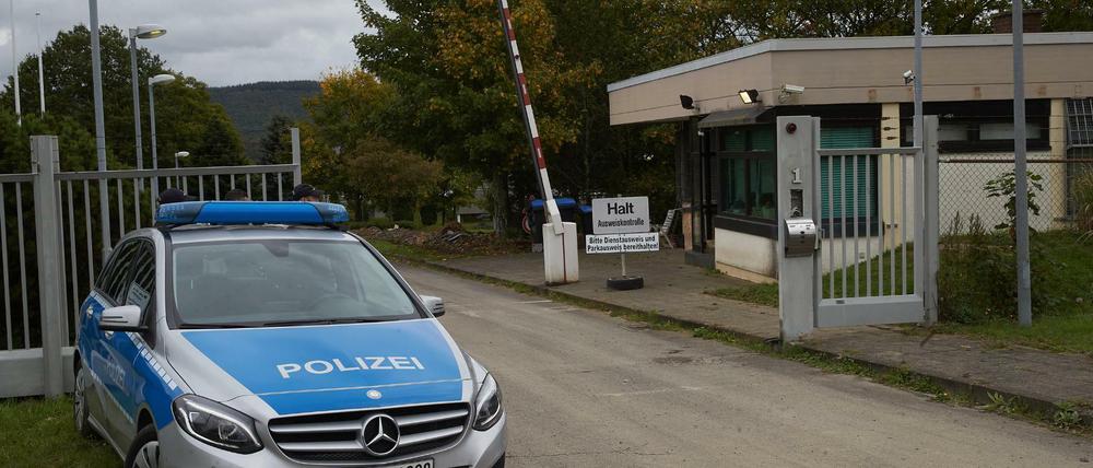 Polizeibeamte sichern das Gelände eines ehemaligen Bundeswehr-Bunkers.
